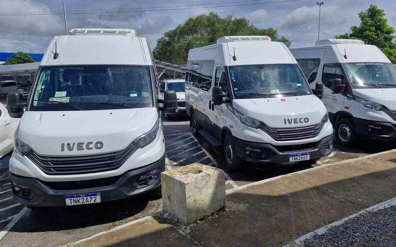 Prefeito Luciano Barbosa e deputado Daniel Barbosa realizam a doação de três “vans” para entidades sem fins lucrativos e Saúde de Arapiraca