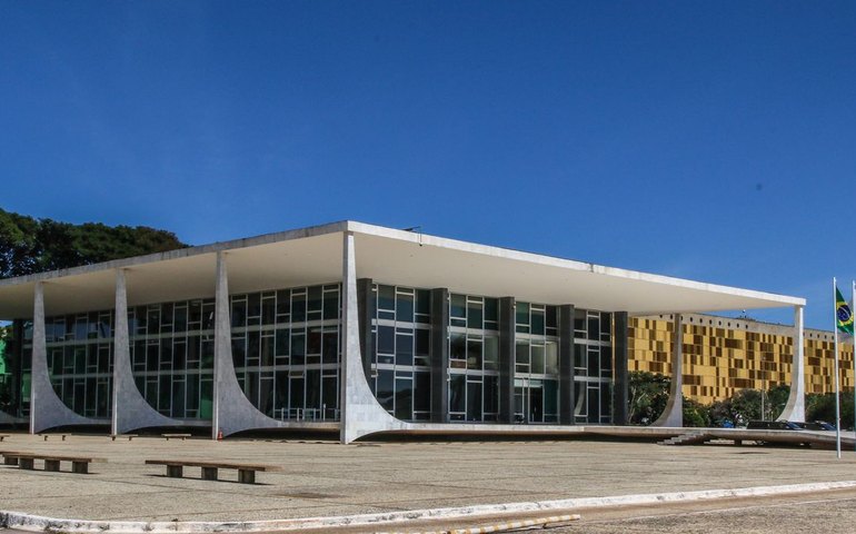 STF adia decisão sobre lei que impõe restrições para laqueadura