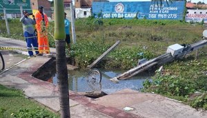 Vazamento derruba poste e deixa população sem água na Barra dos Coqueiros