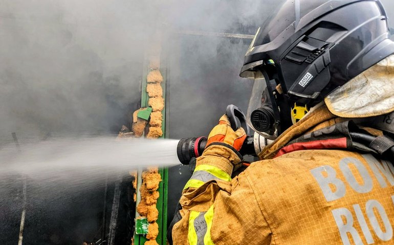 Incêndio na Uruguaiana mobiliza 60 bombeiros no Centro do RJ