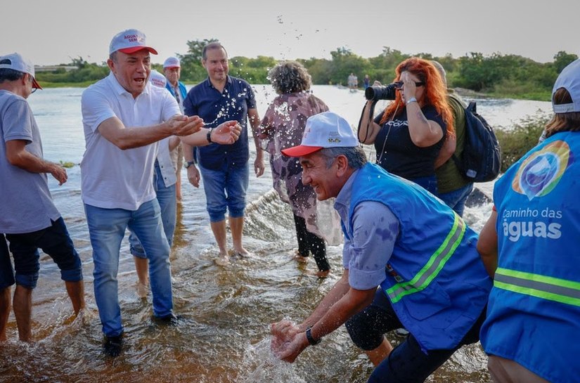 Waldez aciona válvula dispersora na Barragem de Oiticica para levar água do Velho Chico a municípios do Seridó