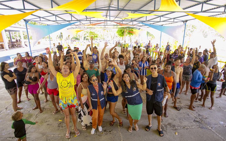 Pessoas em situação de rua participam de dia de lazer em parque aquático