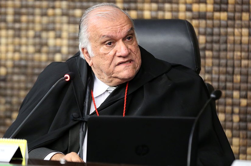 Justiça afasta prefeito de Monteirópolis por improbidade administrativa