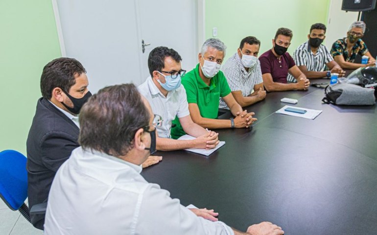 Luciano assina decreto de auxílio a trabalhadores de bares, restaurantes, academias e músicos