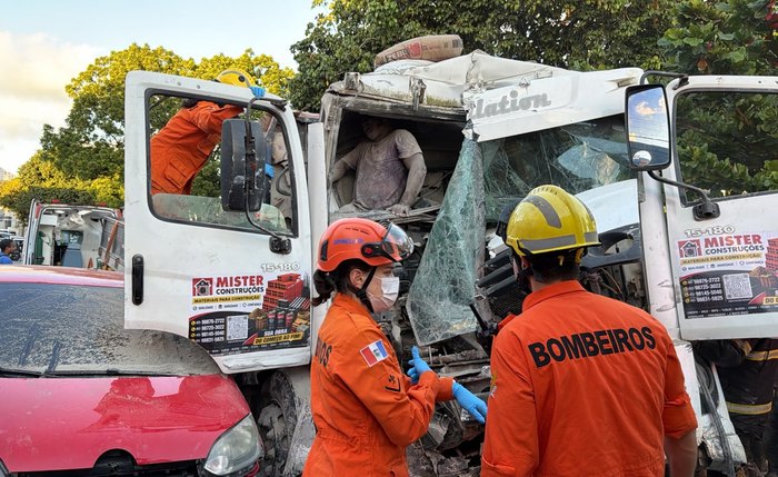 Quatro pessoas ficaram feridas, sendo três delas presas às ferragens