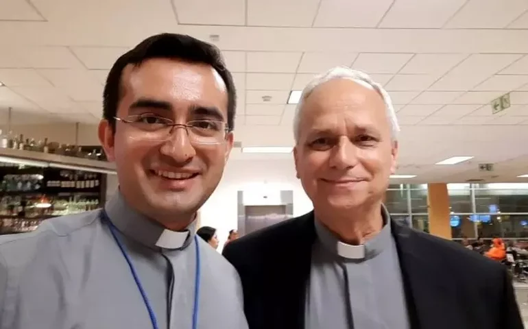 Leão XIV doa mitra papal para igreja na diocese de Chiclayo