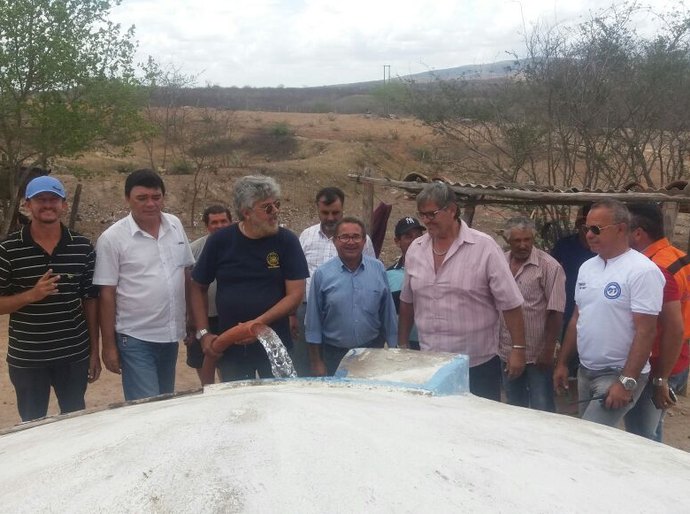 Caminhões-pipa entregam água para famílias na zona rural de Traipu