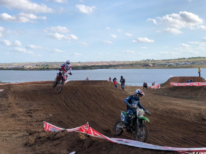 Coragem e Adrenalina: Orla da Perucaba é palco da 9ª edição do Viva Motocross