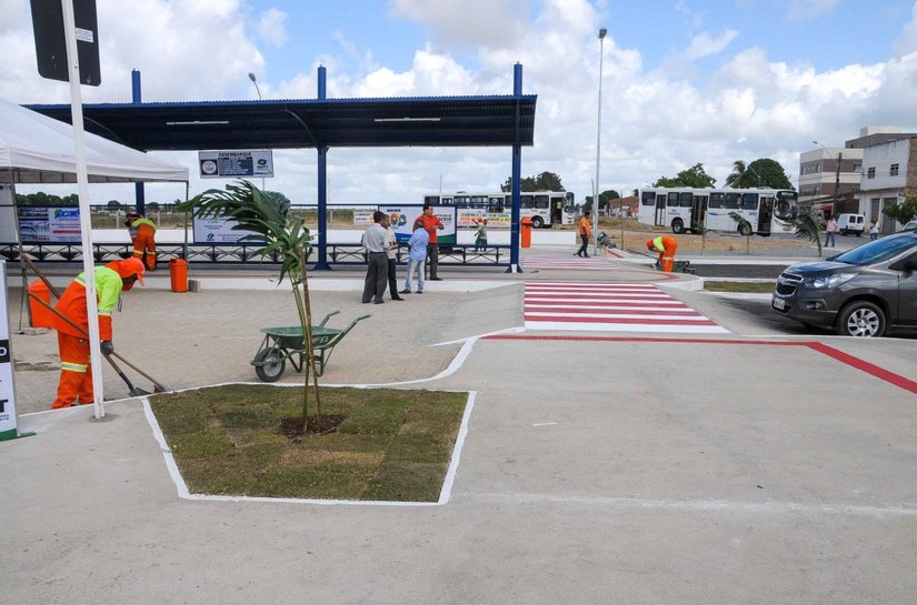 Rui Palmeira inaugura terminal do Village Campestre