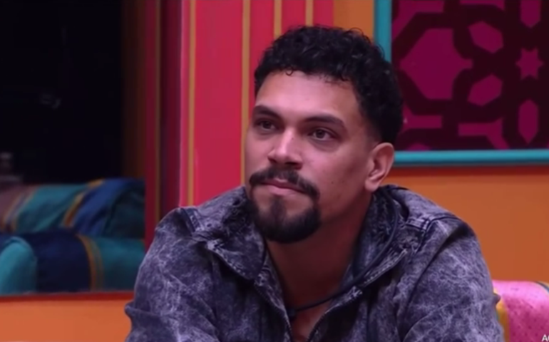 Vinícius relembra colação de grau da faculdade: 'Sentado num chão empoeirado'