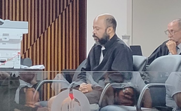 Réu Albino Santos cochila durante fala do promotor que o acusa e pede condenação por homicídio triplamente qualificado Réu Albino Santos cochila durante fala do promotor que o acusa e pede condenação por homicídio triplamente qualificado