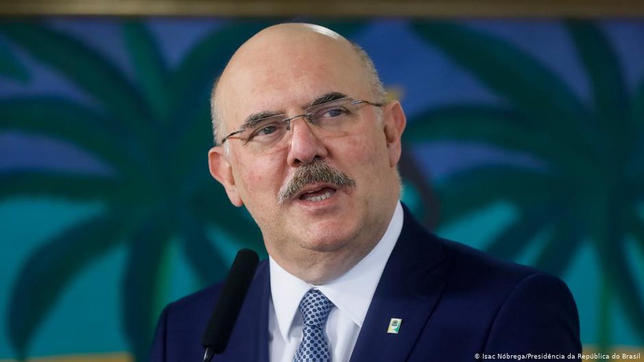 Senado ouve prefeito que financiou bíblias com foto de Milton Ribeiro