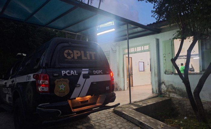 Suspeito foi identificado após câmeras registrarem depredações em comércios da orla de Maceió