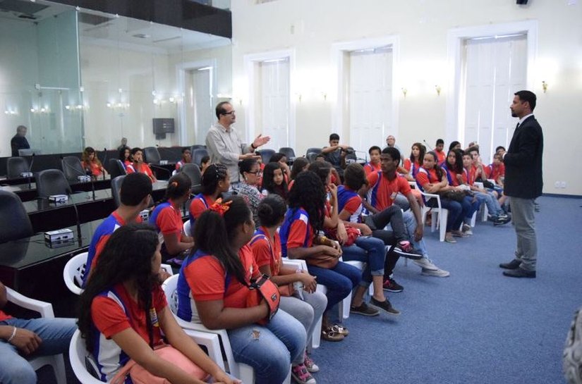 Alunos de mais uma escola estadual participam do projeto 'Fale, Educação!'