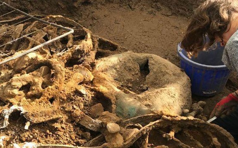 Arqueólogos revelam um dos maiores tesouros da Idade do Ferro já descobertos no Reino Unido (FOTOS)