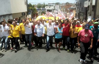 Multidão abraça Ricardo Nezinho na Caminhada da Vitória 