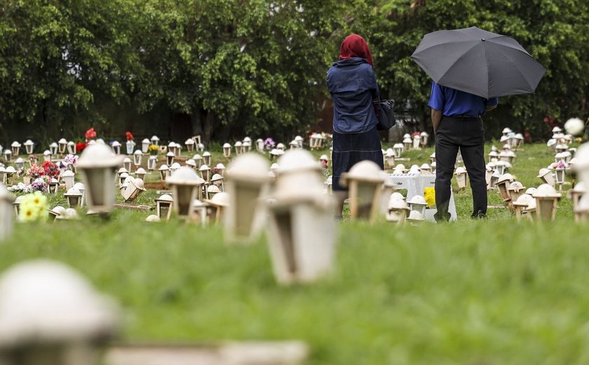 Familiares homenageiam entes queridos em Dia de Finados