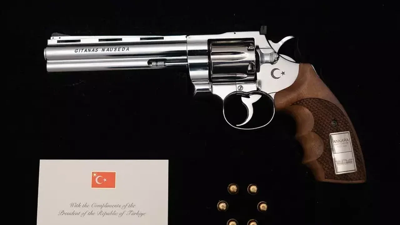 Erdogan presenteia líderes da Otan com revólver com 6 balas