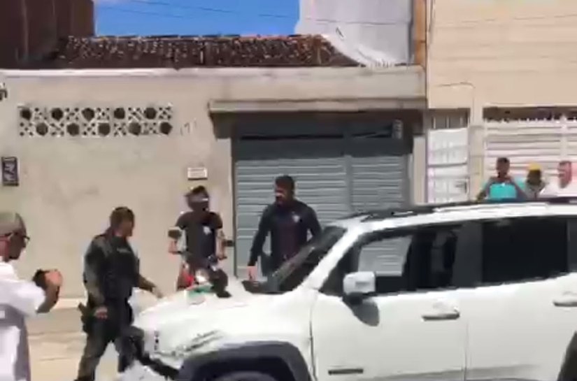 Perseguição termina em tiroteio e prisão de suspeitos próximo ao Hospital Universitário