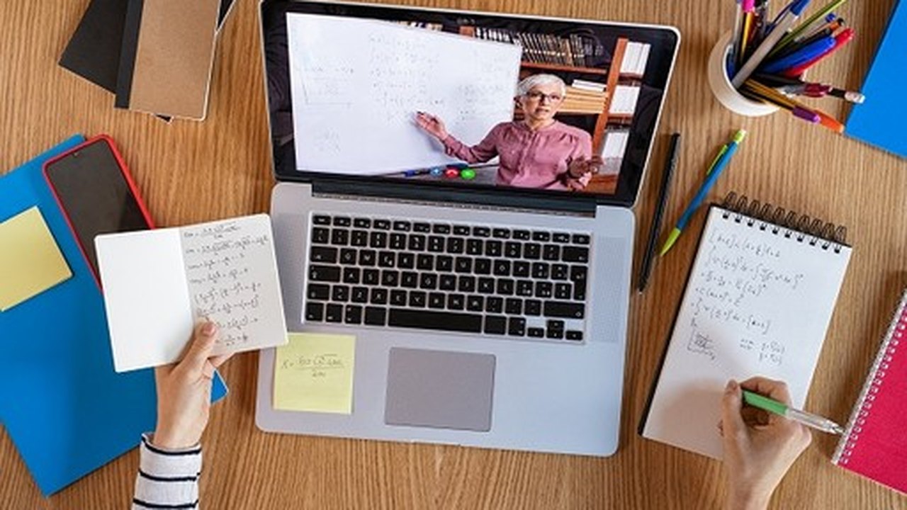 Oito em cada dez professores não se sentem preparados para ensinar online