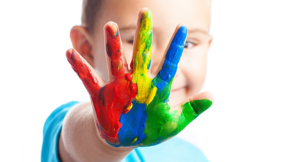 little-boy-with-hand-full-paint-covering-his-face / Foto: Foto: Ilustração Freepik