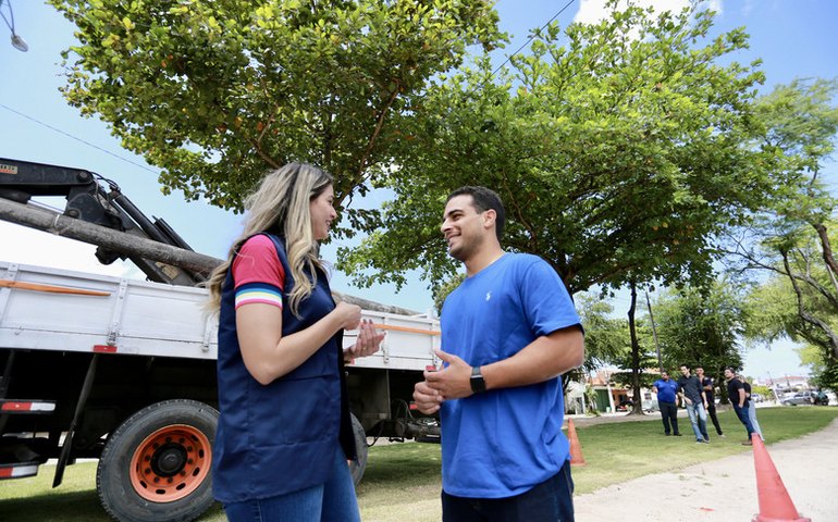 Prefeito em exercício Galba Novaes Netto acompanha instalação de lâmpadas Led no Vergel