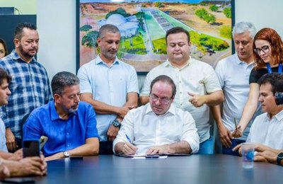 Luciano Barbosa autoriza pavimentação de mais 49 ruas e entrega 5 tratores em Arapiraca