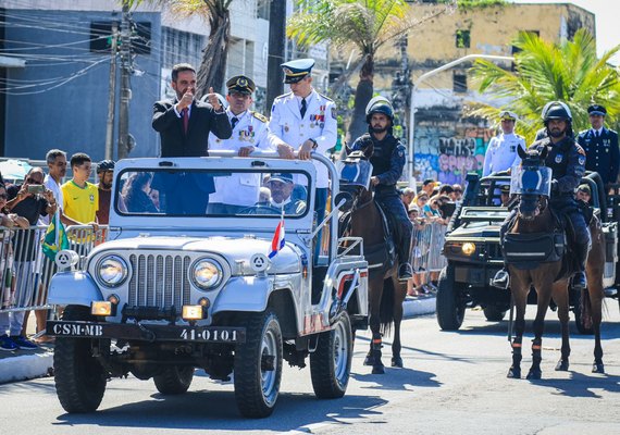 Paulo Dantas comanda desfile de 200 anos da Independência, em Maceió