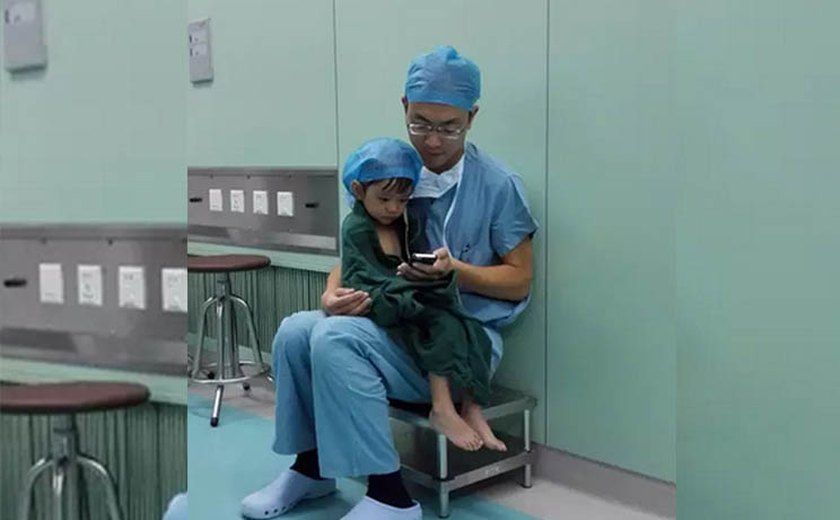 Imagem de médico acalmando criança de 2 anos antes de cirurgia viraliza na internet