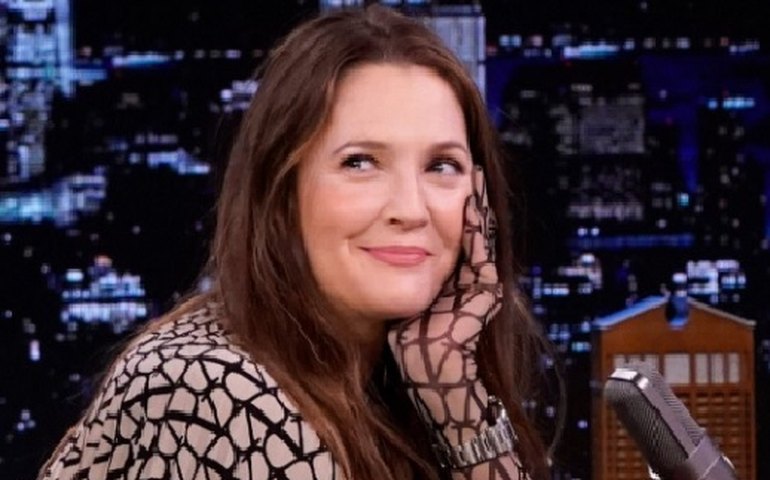 Drew Barrymore se assusta com aproximação de stalker em evento e deixa palco às pressas