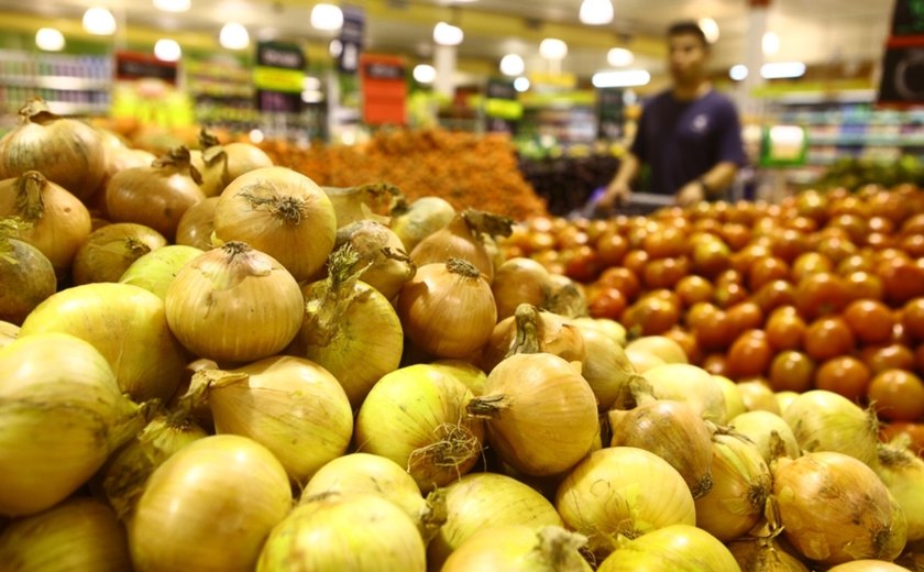 Procon Arapiraca monitora preços de itens da cesta básica e o abastecimento de hortaliças