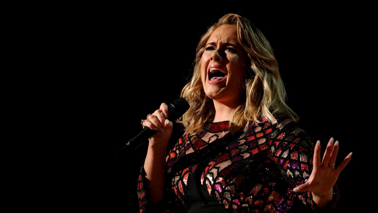 Adele revela em show que fazia terapia cinco vezes ao dia para superar divórcio