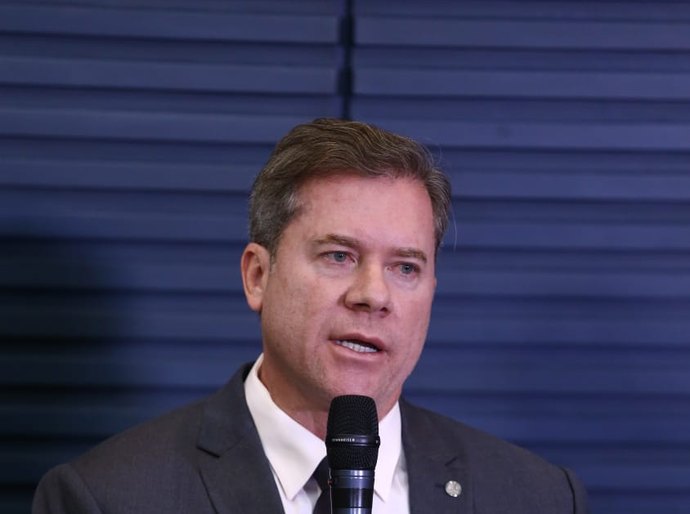 “Isso não é solução, é maquiagem do governo”, diz Marx Beltrão sobre aumento de etanol na gasolina