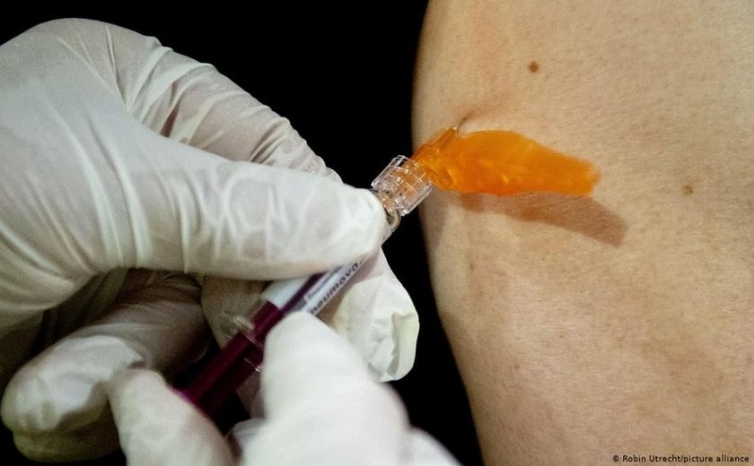 Governo britânico pede avaliação de vacina da AstraZeneca