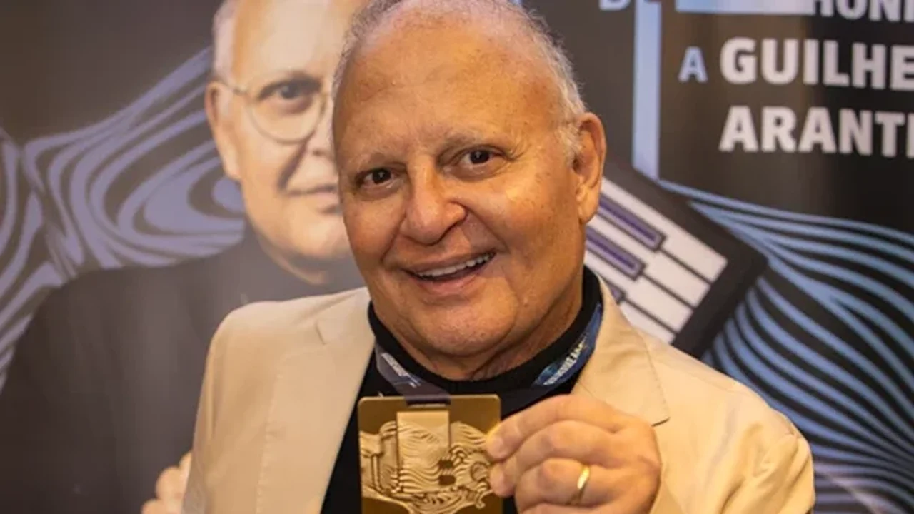 Guilherme Arantes recebe Medalha UBC por 50 anos de carreira