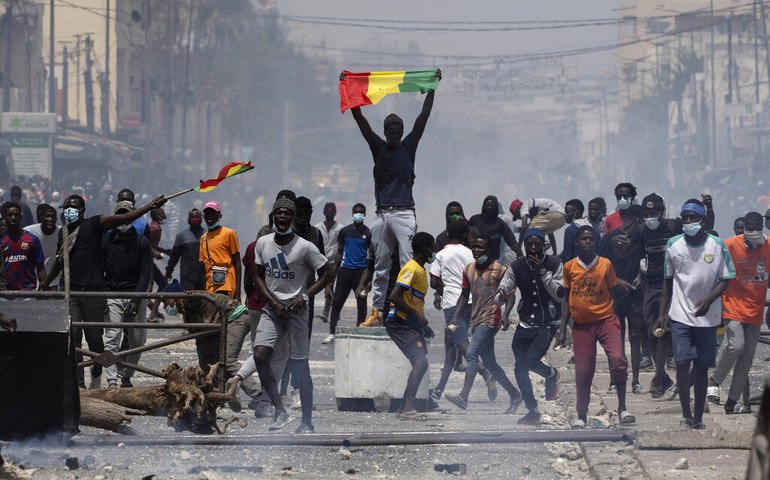 Polícia e manifestantes entram em confronto após presidente adiar eleição no Senegal; opositora é presa
