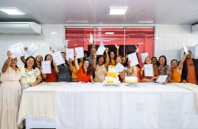 Alunos do Acessuas celebram encerramento de curso de confeitaria