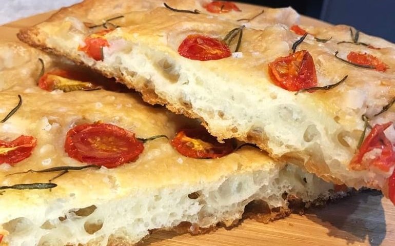 Chef ensina receita de focaccia de tomate e alecrim para o dia das mães