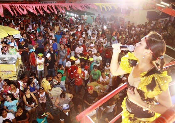 Os Tabaqueiros arrastam uma multidão nas ruas de Palmeira na ressaca do carnaval