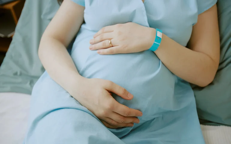 Projetos de Lei no Congresso criminalizam a obstetrícia, podem tirar médicos da sala de parto e deixar as mulheres sem assistência