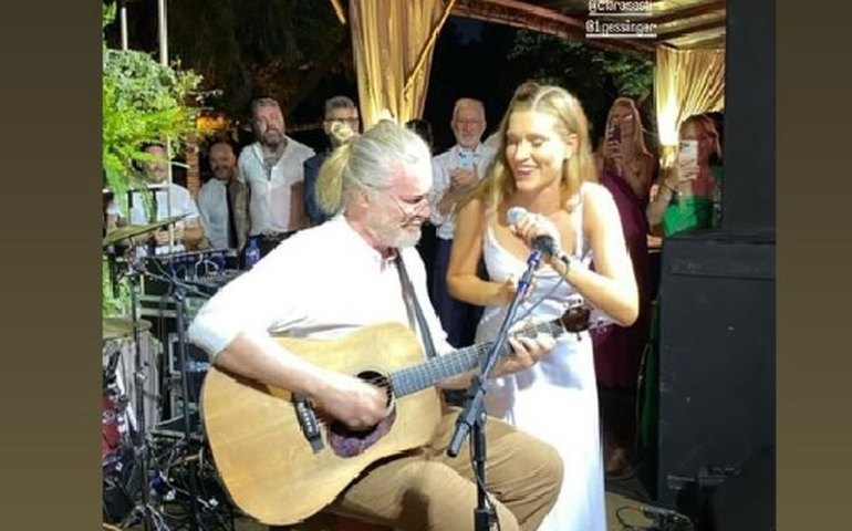 Filha de Humberto Gessinger se casa e canta com o pai hit do Engenheiros do Hawaii