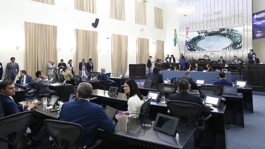 Deputados aprovam bonificação extraordinária para profissionais da Educação