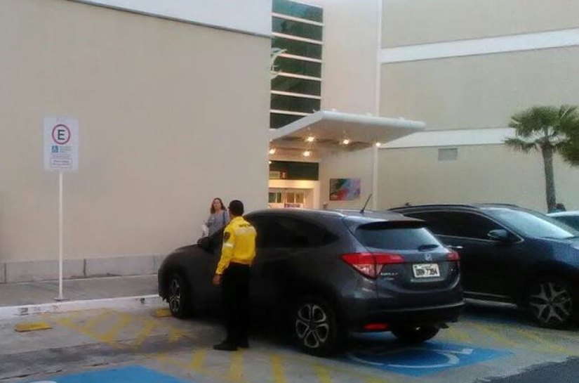 Fiscalização da SMTT em Maceió flagra irregularidades em vagas especiais