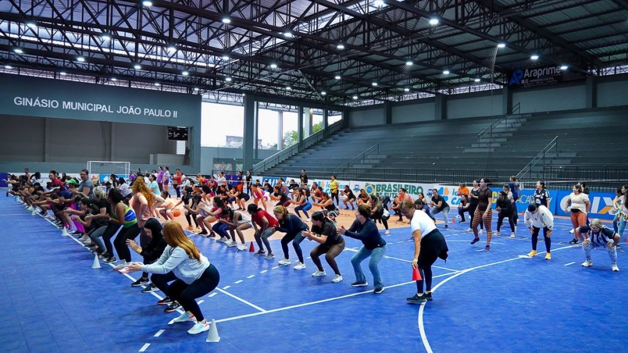 Aulão funcional reúne centenas de mulheres em manhã de esporte e bem-estar feminino