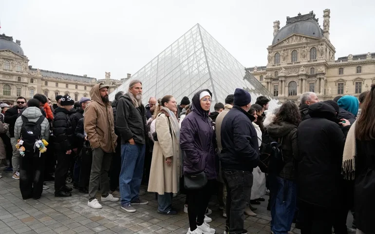 Autoridades do Louvre afirmam que fraudes são 'inevitáveis' em grandes museus, enquanto a França investiga esquema multimilionário