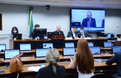 Comissão aprova PEC isentando gestores que não investiram mínimo em educação na pandemia