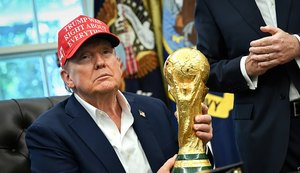 Donald Trump com a taça da Copa do Mundo