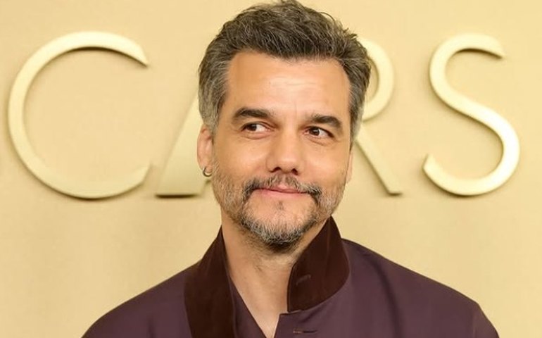 Wagner Moura e Kleber Mendonça aparecem em foto oficial do Oscar; diretor faz piada sobre evento