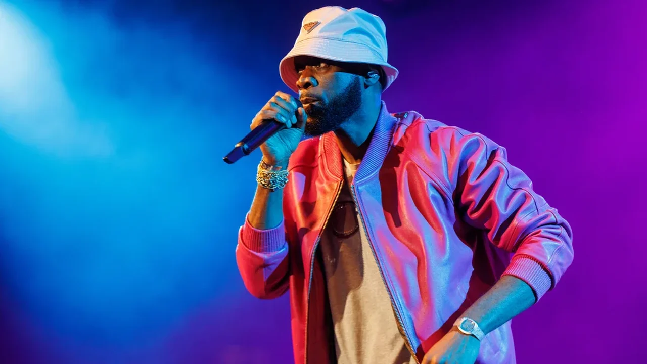Rapper Pras, do grupo Fugees, se apresenta à prisão para começar a cumprir sua sentença de 14 anos