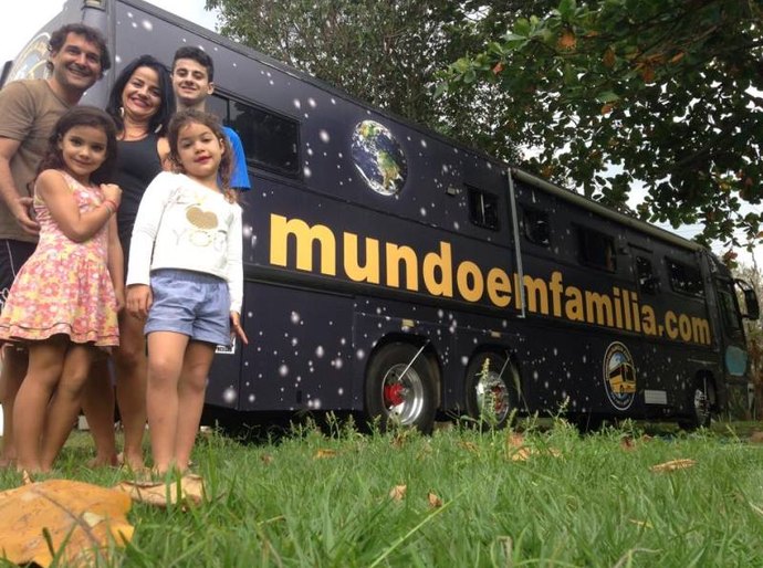 Família que percorre o mundo em um ônibus chega a Maceió